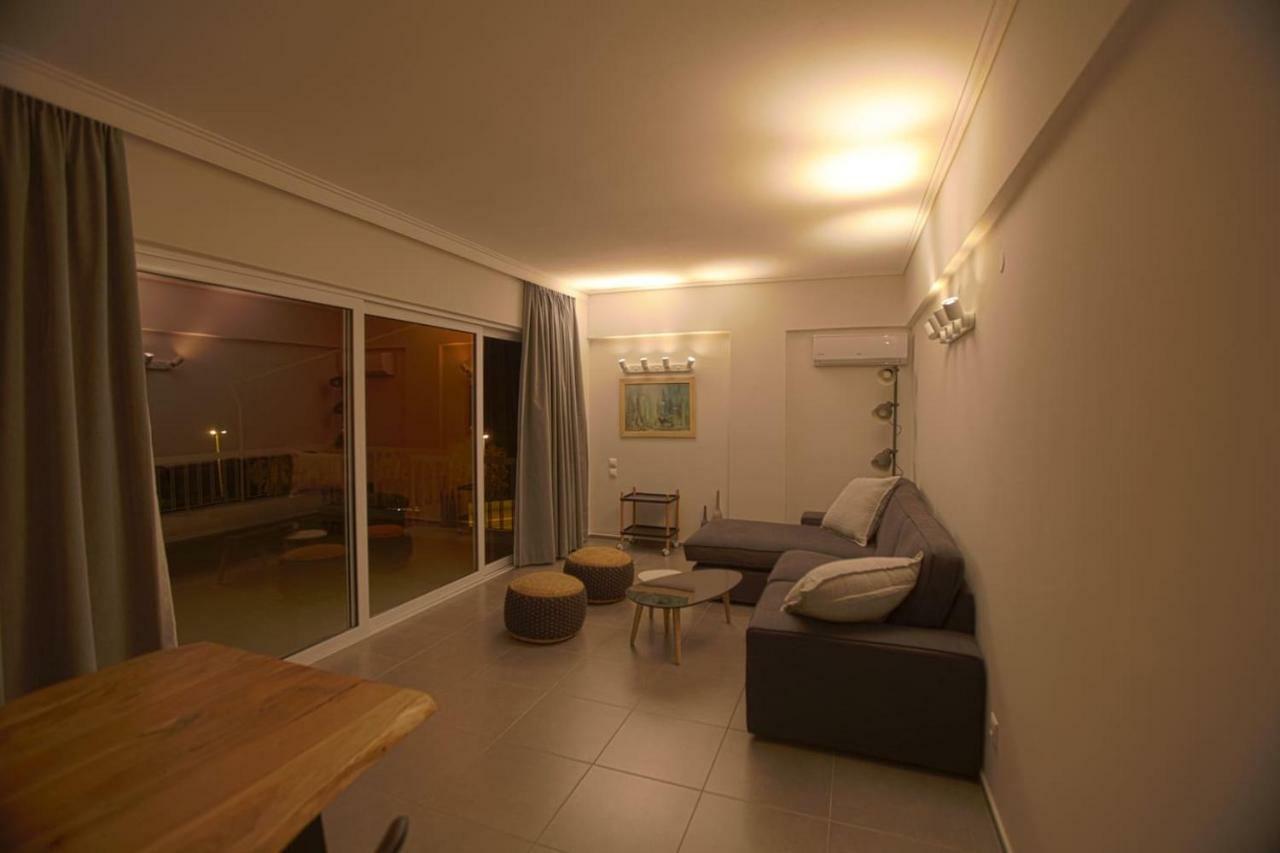 Seaside Renovated Top Floor Apartment Saronida ภายนอก รูปภาพ